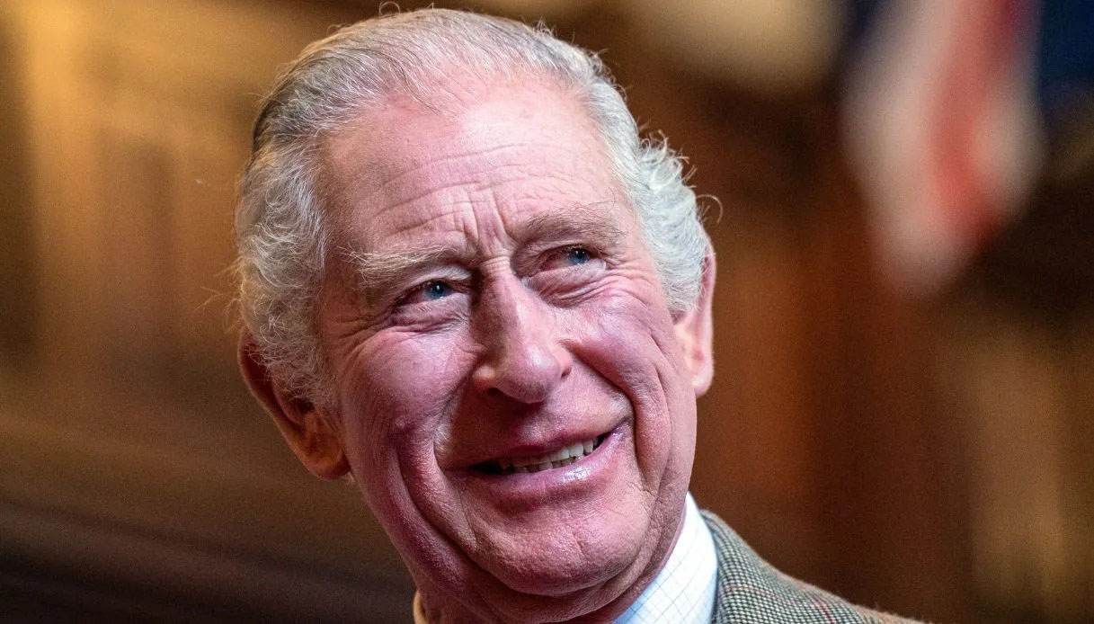 Re Carlo, la prima immagine con la corona