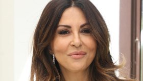 Sabrina Ferilli, nuovo taglio di capelli e senza trucco: incanta