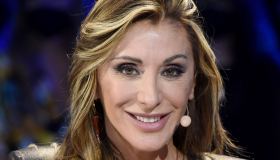 Sabrina Salerno strepitosa a 55 anni: frange, top e mini metallizzata