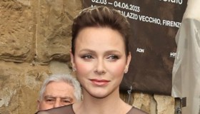 “Charlene di Monaco incinta”, a Firenze nasconde il pancino: abito da 6.308 euro