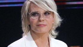Serale di “Amici”, slitta la finale: la decisione di Maria De Filippi