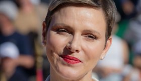 Charlene di Monaco, il tailleur bianco da 4.940 euro e gaffe sul campo di tennis