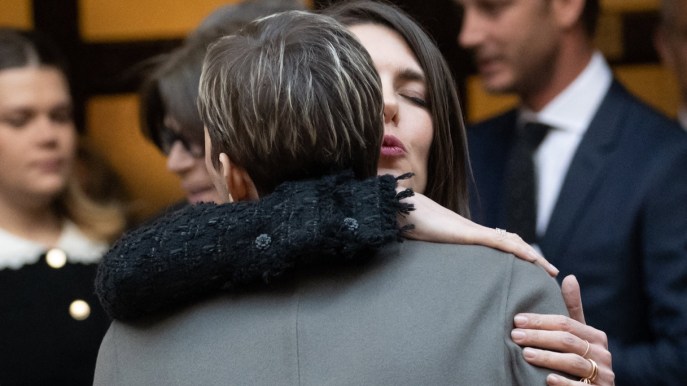 Charlene di Monaco è incinta: la pancia si vede e il bacio con Charlotte dice tutto