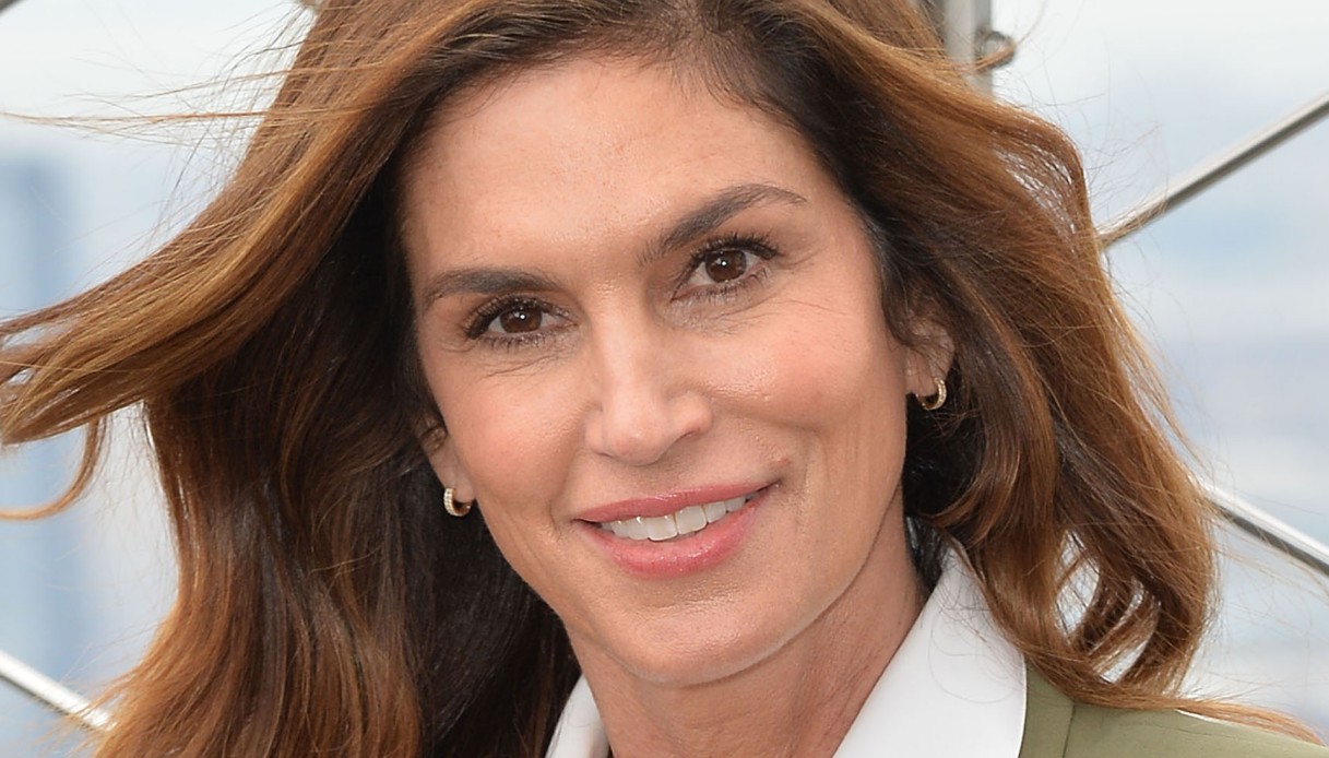 Cindy Crawford, come si indossa l’abito “furbetto” che sta bene a tutte