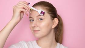 Dermaroller: come funziona lo strumento beauty effetto lifting amato dalle star
