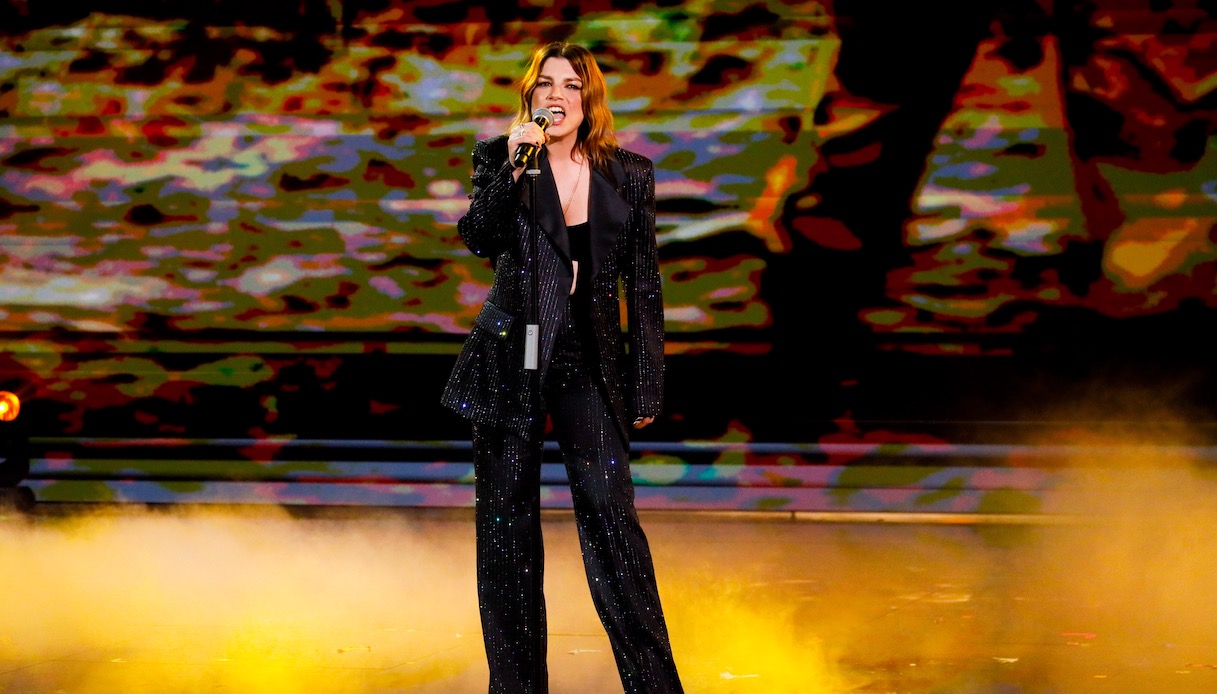 Emma Marrone in completo scuro si esibisce durante il Serale di "Amici"