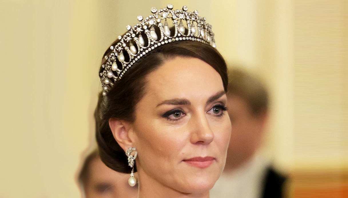 Kate Middleton, il Palazzo perde la sua tiara: incoronazione nel caos. La replica
