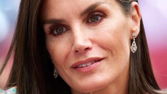 Letizia di Spagna, l’abito vintage da 96 euro che solo lei indossa così