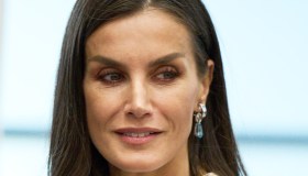 Letizia di Spagna, il total white spettacolare con spacchi pericolosi