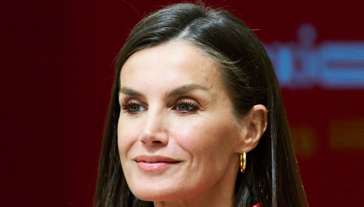 Letizia di Spagna, gonna in pelle avvolgente e spacco proibito