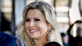 Maxima d’Olanda infiamma al concerto: abito rosso e cintura con frangia