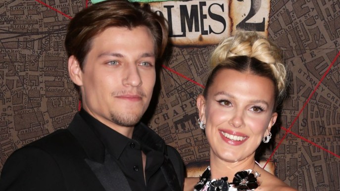 Millie Bobby Brown si sposa: le foto con l’anello e il fidanzato Jake Bongiovi