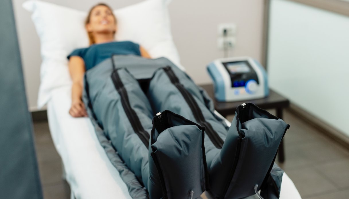 Primo piano di una donna mentre si sottopone a un trattamento di pressoterapia in un centro benessere.