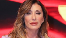 Sabrina Salerno in body trasparente a 55 anni: “Stufa dei finti perbenisti”