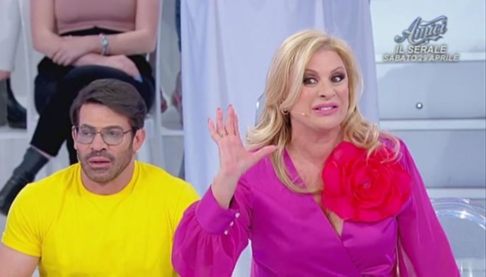 Tina Cipollari litiga col Cavaliere Elio