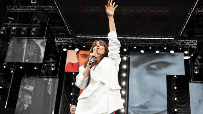 Ambra Angiolini al Primo Maggio: look oversize inno alla primavera (anche sotto la pioggia)