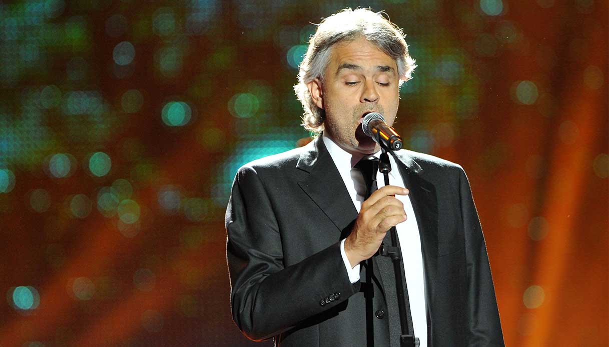 Bocelli all’Incoronazione canta un omaggio a Elisabetta: la canzone tributo al Regno