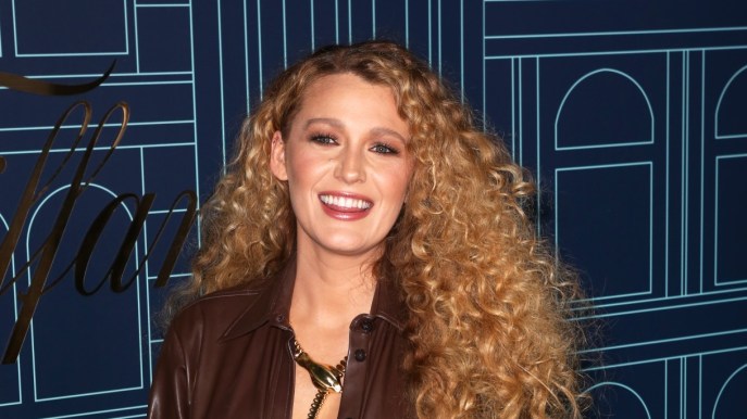 Blake Lively irriconoscibile: tuta e camicia di flanella per le strade di New York