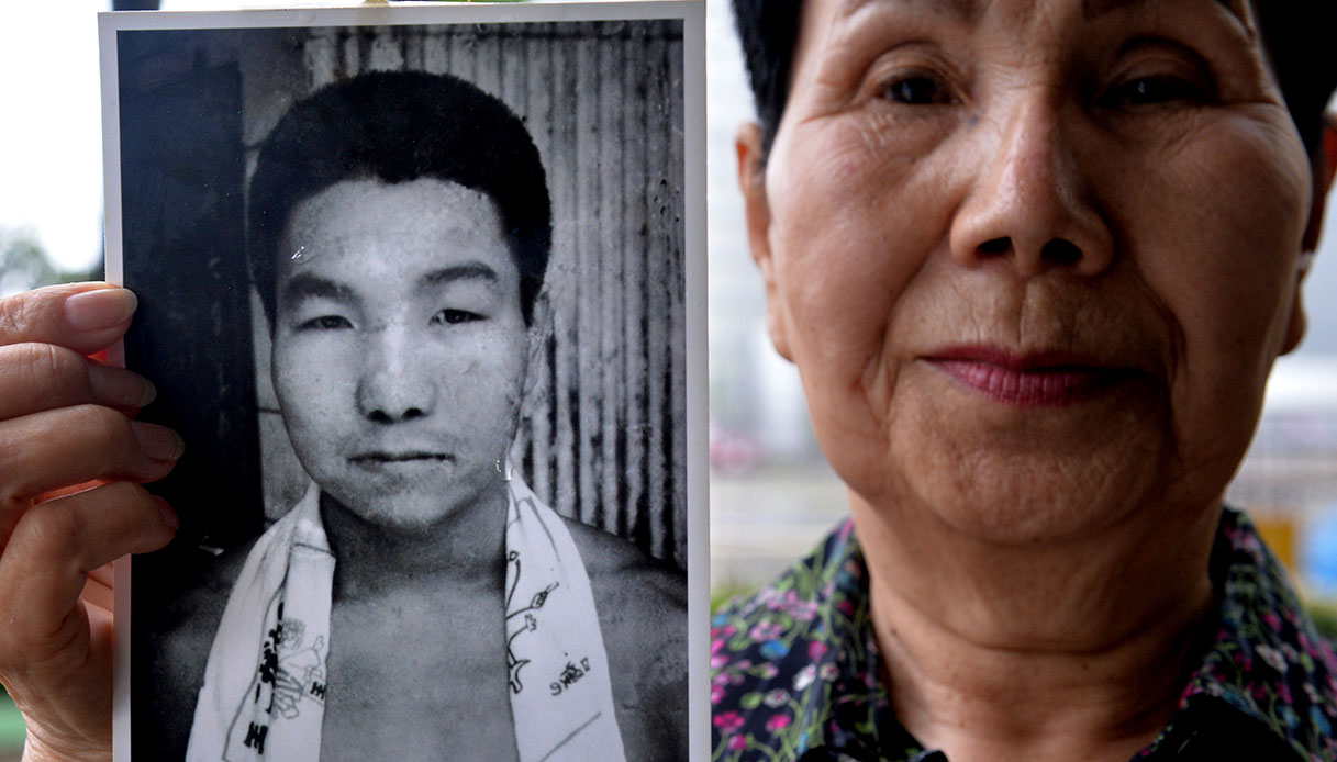 Hideko Hakamada con una foto di suo fratello