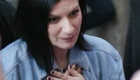 Alluvione Emilia Romagna, i genitori di Laura Pausini puliscono la strada dal fango