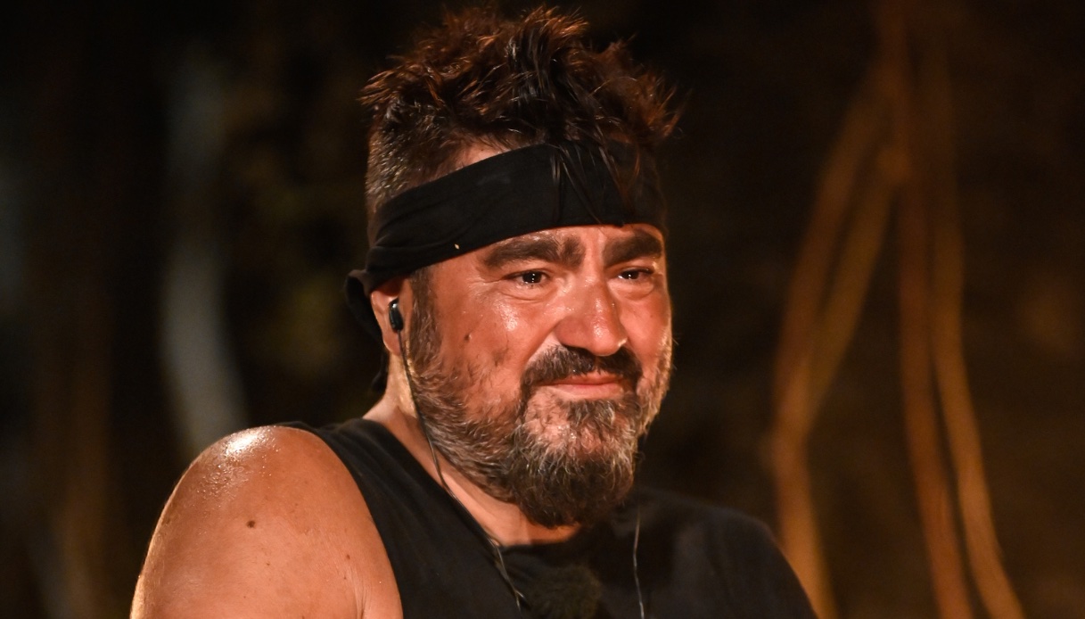 Paolo Noise lascia l’Isola. Parla la moglie: “Cosa molto grave. Ho pianto tanto”