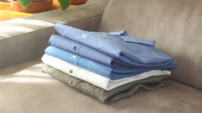 Come piegare una camicia in due secondi senza stropicciarla