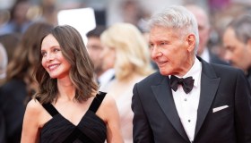 “Cannes 2023”, Harrison Ford brilla con la moglie, Adriana Lima “cade” sulle forme