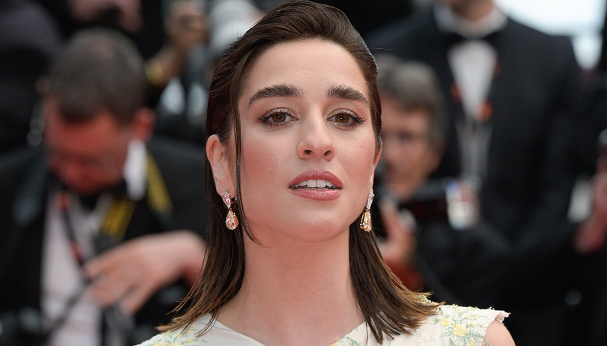 Cannes 2023: Simona Tabasco “scivola” sui sandali, Viola Davis vince con le piume