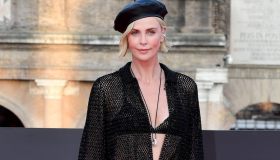 Charlize Theron, trasparenze e lingerie a vista: a 47 anni vince lei