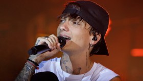 Ultimo si racconta, i rifiuti di Maria De Filippi e l’ipocondria: “Tra due anni muoio”