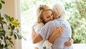 Perché dovresti abbracciare ogni giorno i tuoi genitori, prima che sia troppo tardi
