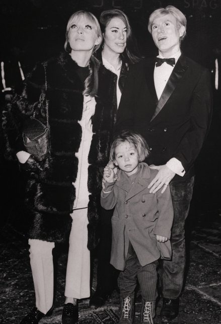 Ari Boulogne da bambino con la madre Nico e artisti dell'epoca