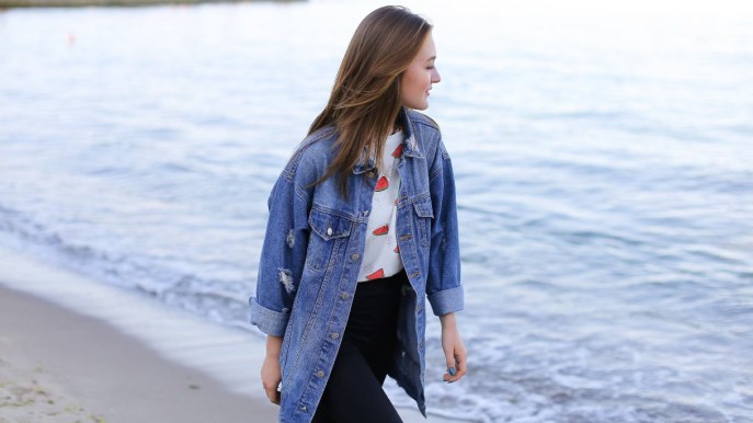 Camicia in jeans in spiaggia, idee di stile
