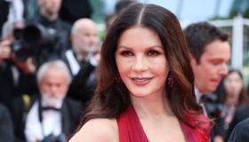 Cannes 2023, Catherine Zeta-Jones: il look super scollato infiamma il red carpet