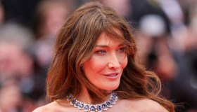 Cannes 2023, Carla Bruni super look “malizioso” a gambe nude, ma inciampa sullo strascico