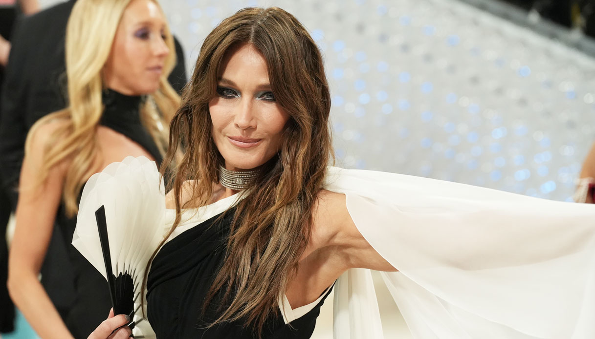 Carla Bruni al Met Gala: a 55 anni abito aderente a zip e braccia toniche