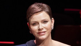 Charlene di Monaco brilla con l’abito di paillettes aderente: sospetti sulla gravidanza