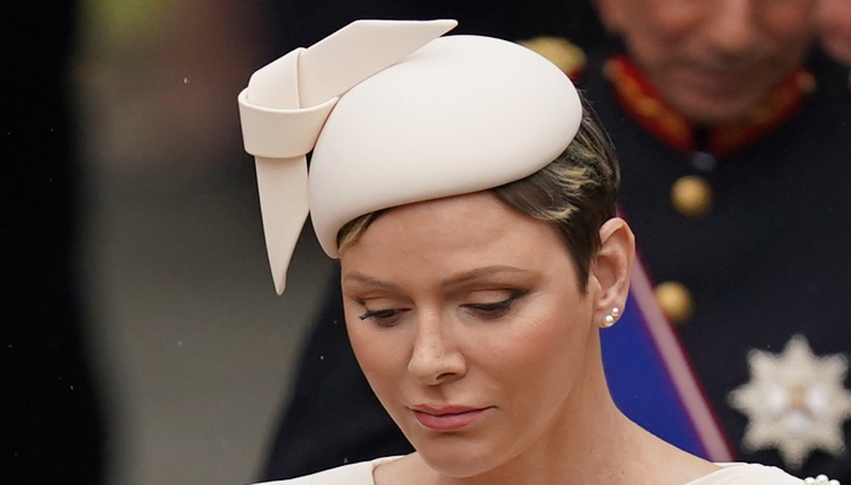 Charlene di Monaco, gelida all’incoronazione. La verità sul look imbarazzante