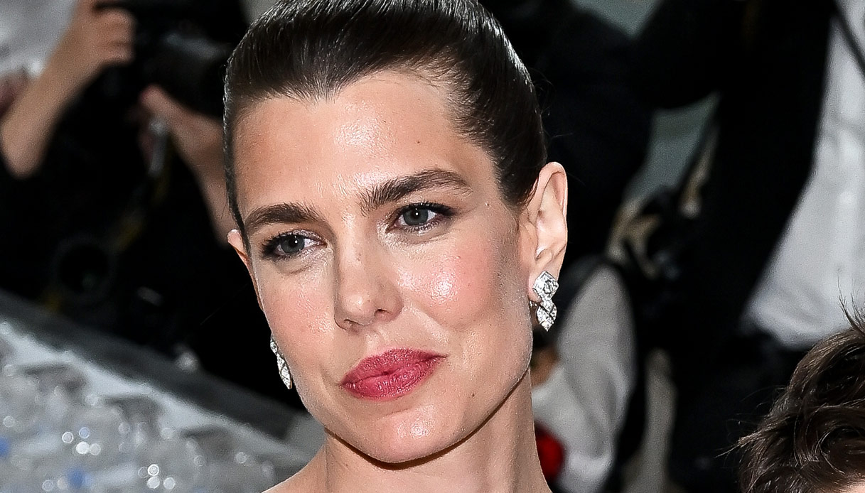Charlotte Casiraghi al Met Gala 2023, abito lingerie trasparente. “Ma non era incinta?”