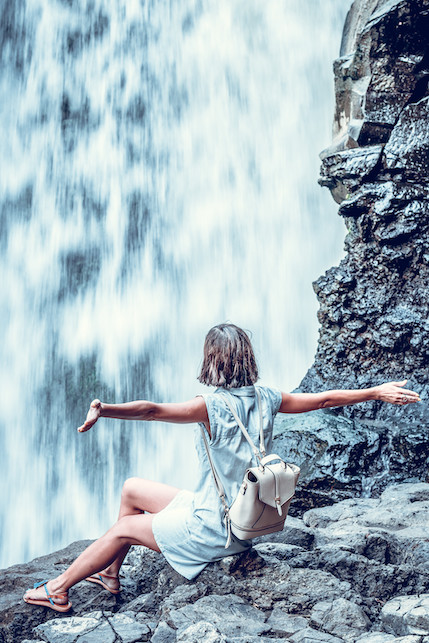 ragazza davanti ad una cascata