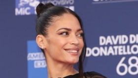 David di Donatello 2023, Elodie scopre l’addome e le gambe. I look delle vip