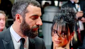 Dua Lipa a Cannes 2023: spacco vertiginoso e carezze birichine con il fidanzato