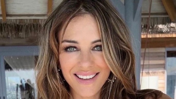 Liz Hurley in bikini su Instagram a 57 anni. Ma come si tiene in forma?