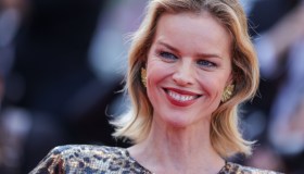 Cannes 2023, Eva Herzigova seduce sul red carpet in animalier e schiena scoperta