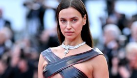 Cannes 2023, Irina Shayk vince il premio “provocazione”: look con addominali in vista