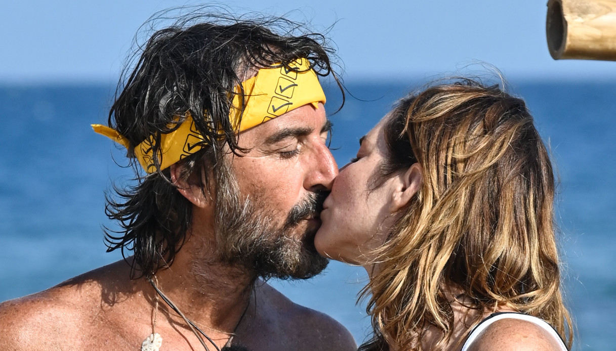 Emozione all'”Isola dei Famosi”, ma la proposta di matrimonio imbarazza