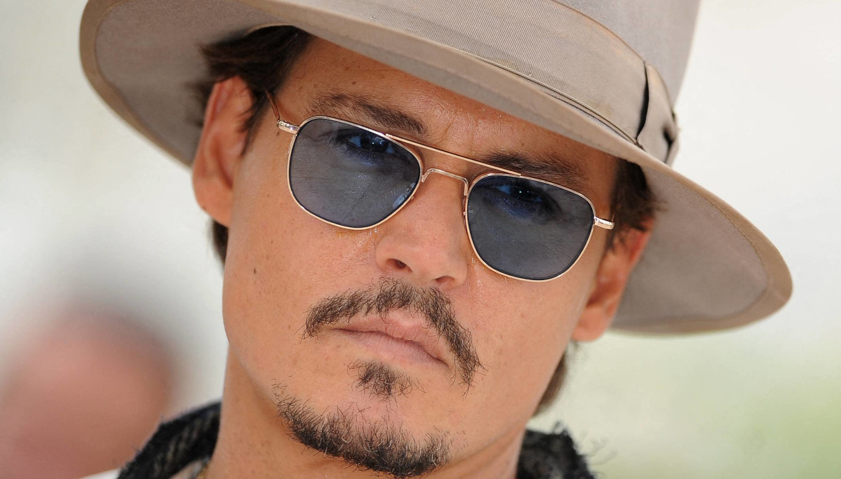 Cannes 2023, Johnny Depp torna sul red carpet e ha occhi solo per lei