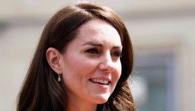 Kate Middleton, look total white e blazer giallo: uno schianto ma viene sconfitta