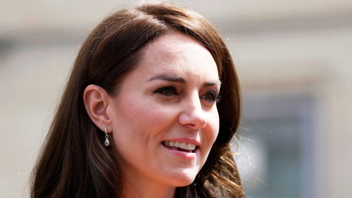 Kate Middleton, look total white e blazer giallo: uno schianto ma viene sconfitta