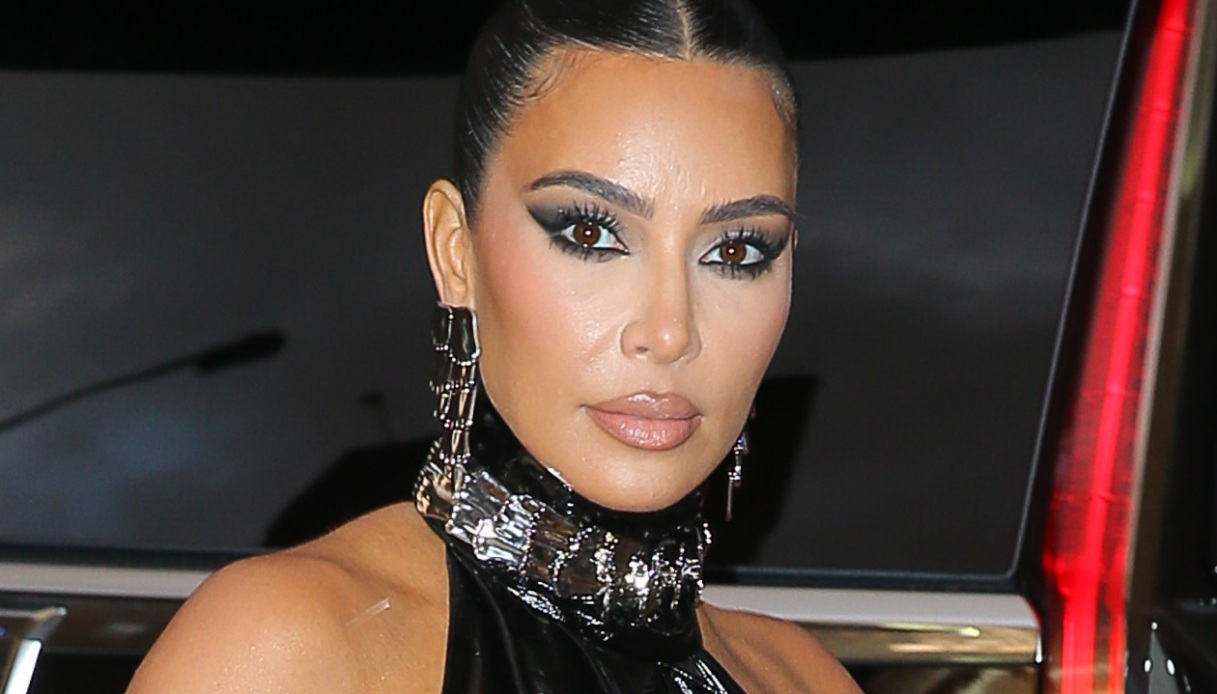 Kim Kardashian tutta curve con l’abito in vinile effetto-coccodrillo